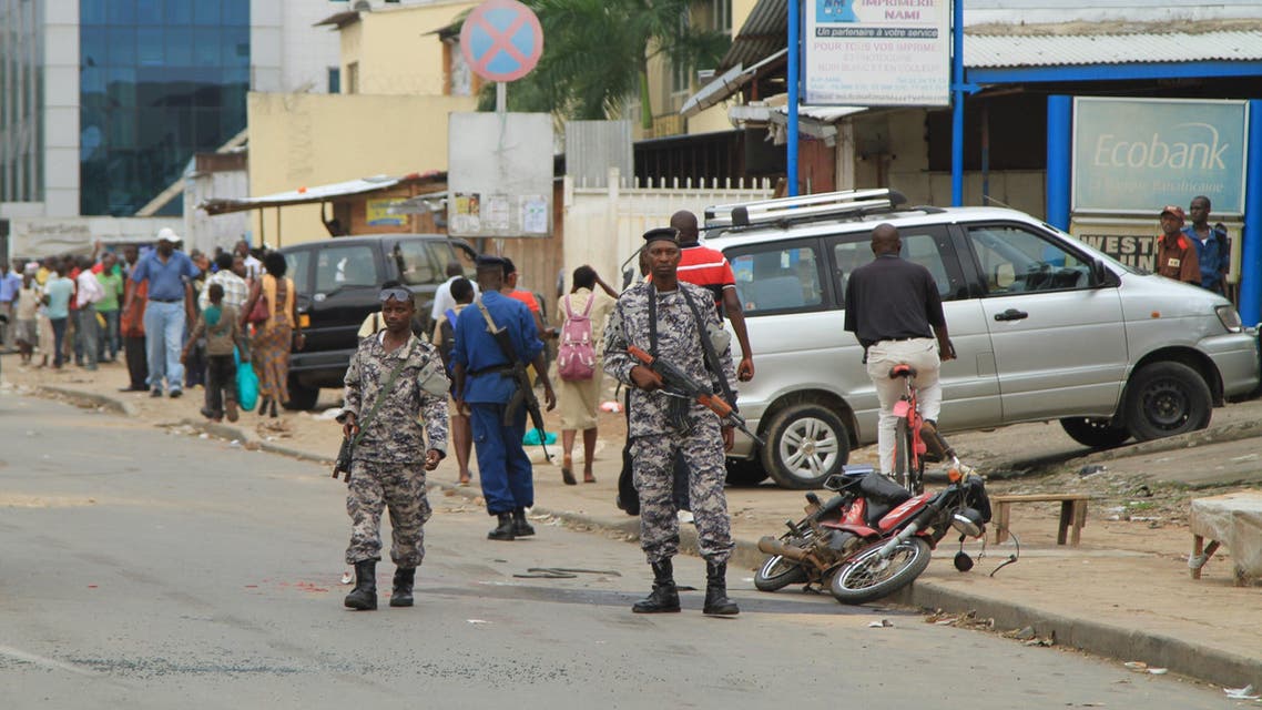 Policemen and soldiers patrol the streets after a grenade attack of Burundi's capital Bujumbura, February 3, 2016. REUTERS