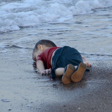 أتذكرون إيلان.. طفل سوريا المرمي جثة على شاطئ رقد بسلام