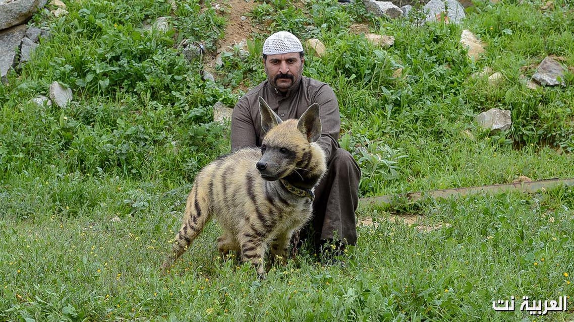 بالصور.. سعودي يفتح حديقة حيوان في منزله