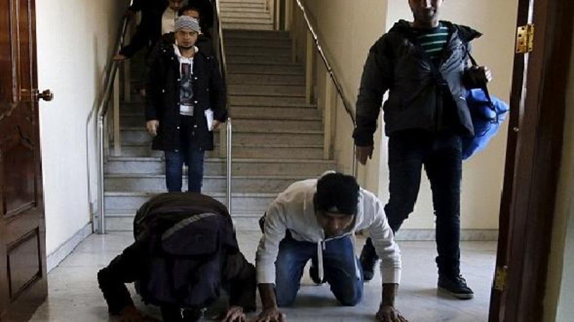 عندما وصل بعضهم إلى المطار جثا وقبّل أرضه