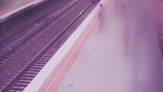 بالفيديو.. رجل ينجو من الموت بأعجوبة تحت عجلات القطار