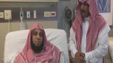 لماذا وقف عائض القرني للسلام الوطني وجلس عوض