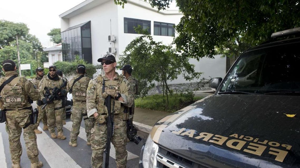 Federal police officers are deployed at the Lula Institute headquarters in Sao Paulo, Brazil on March 04, 2016 (AFP)