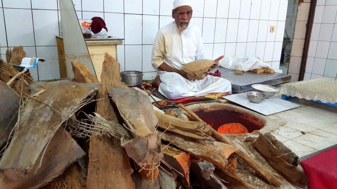 بالصور.. سعودي ينتج 400 خبزة حمراء يومياً بيده 4