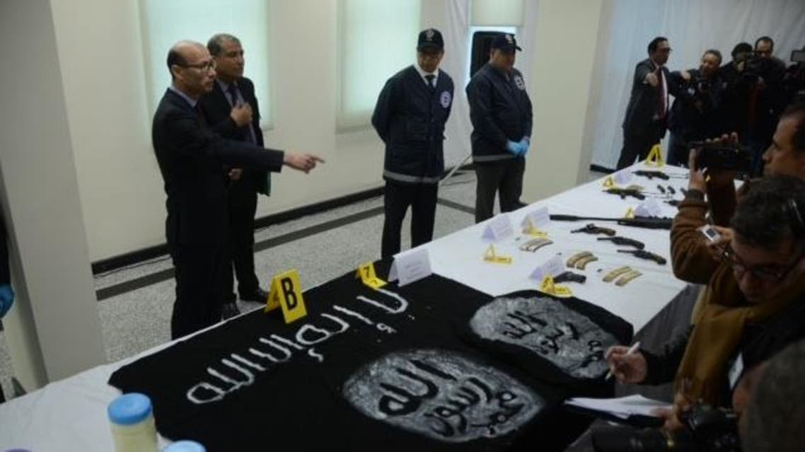 الرباط تفكك خلية داعشية خططت لإعلان "الجهاد" الإرهابي في المغرب الرباط - عادل الزبيري في سياق من "التصدي الاستباقي للإرهاب"، فكك مكتب محاربة الإرهاب في المغرب، خلية إرهابية داعشية جديدة؛ تتكون من " 05 متطرفين"، ينشطون جغرافيا في جنوب غرب المغرب؛ "في مدينة السمارة"، وفي "منطقتي بلفاع، وآيت عميرة"، في صواحي مدينة اشتوكة أيت باها. ففي بلاغ صحافي لوزارة الداخلية المغربية، توصل به مراسل العربية، فإن "البحث الأولي"، كشف عن "عزم هذه الخلية إعلان الجهاد" في داخل المملكة المغربية". وخلال اعتقال الخلية الإرهابية الداعشية، كان "أحد أفراد" الخلية، في "طور التحضير لإعداد عبوة تقليدية الصنع"، اعتمادا على "طنجرة ضغط" لاستعمالها في "تنفيذ عملية إرهابية"، تستهدف "أماكن عمومية يرتادها المواطنون بكثافة". التخطيط للالتحاق بداعش ليبيا ومن جهة ثانية، فإن "المتابعة الأمنية"، كشفت أن "أفراد هذه الخلية الإرهابية"؛ كانوا "يخططون للالتحاق بمعسكرات داعش"، في سوريا والعراق. وغيرت الخلية الإرهابية الداعشية، لاحقا من برامجها الميدانية، لتقرر "التوجه صوب فرع داعش في ليبيا"، من خلال المرور الجغرافيا البري "عبر موريتانيا، بمساعدة مهربين ينشطون في المنطقة. وفي شهر فبراير الماضي، حذرت الرباط رسميا، في سابقة من نوعها، من خطر داعش في ليبيا، على "الأمن القومي المغربي".