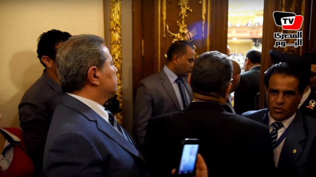MP Tawfik Okasha (left) is prevented from entering the Egyptian parliamentary chamber on March 2, 2016 (AlMasry AlYoum screenshot)