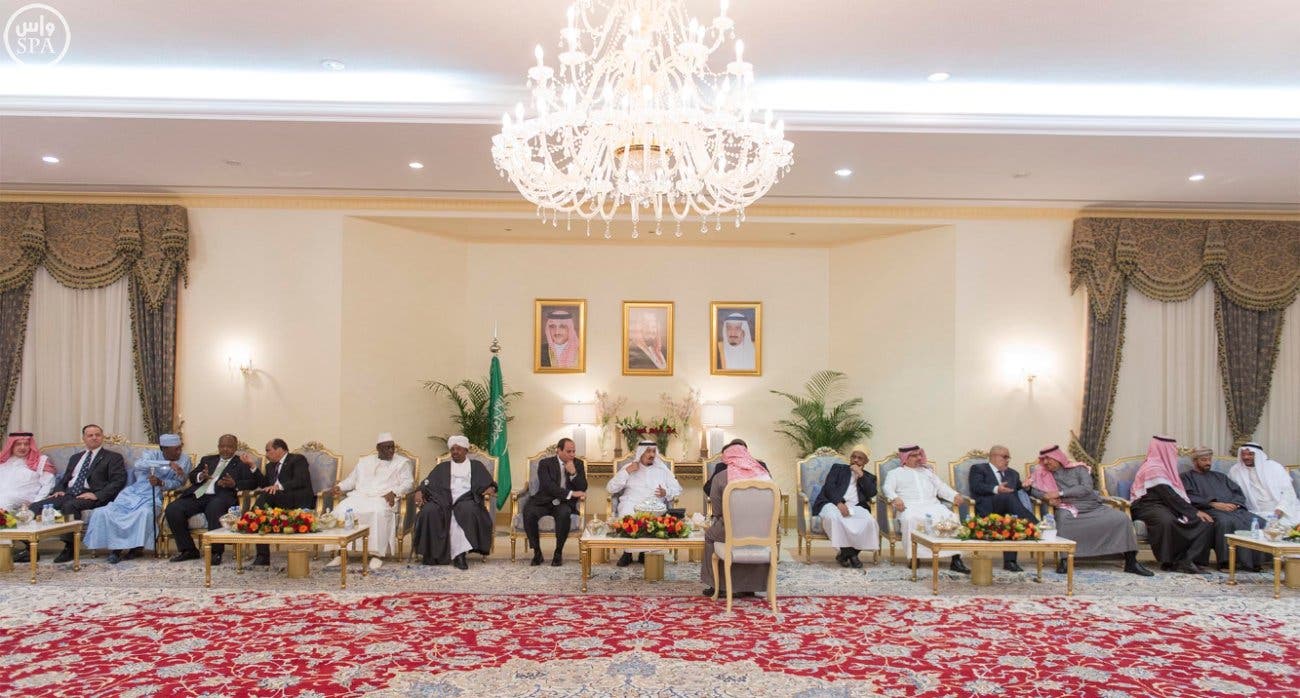 الملك سلمان يستقبل الزعماء المشاركين في رعد الشمال