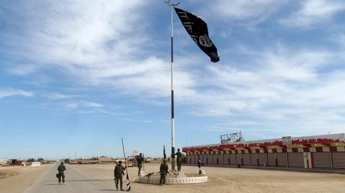 Iraqi security forces work on lowering the Islamic State flag, west of Ramadi, March 9, 2016. Picture taken March 9, 2016 (Reuters)