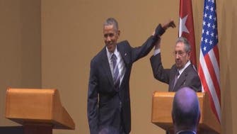 لحظة محرجة.. كاسترو يمنع أوباما من وضع يده على كتفه