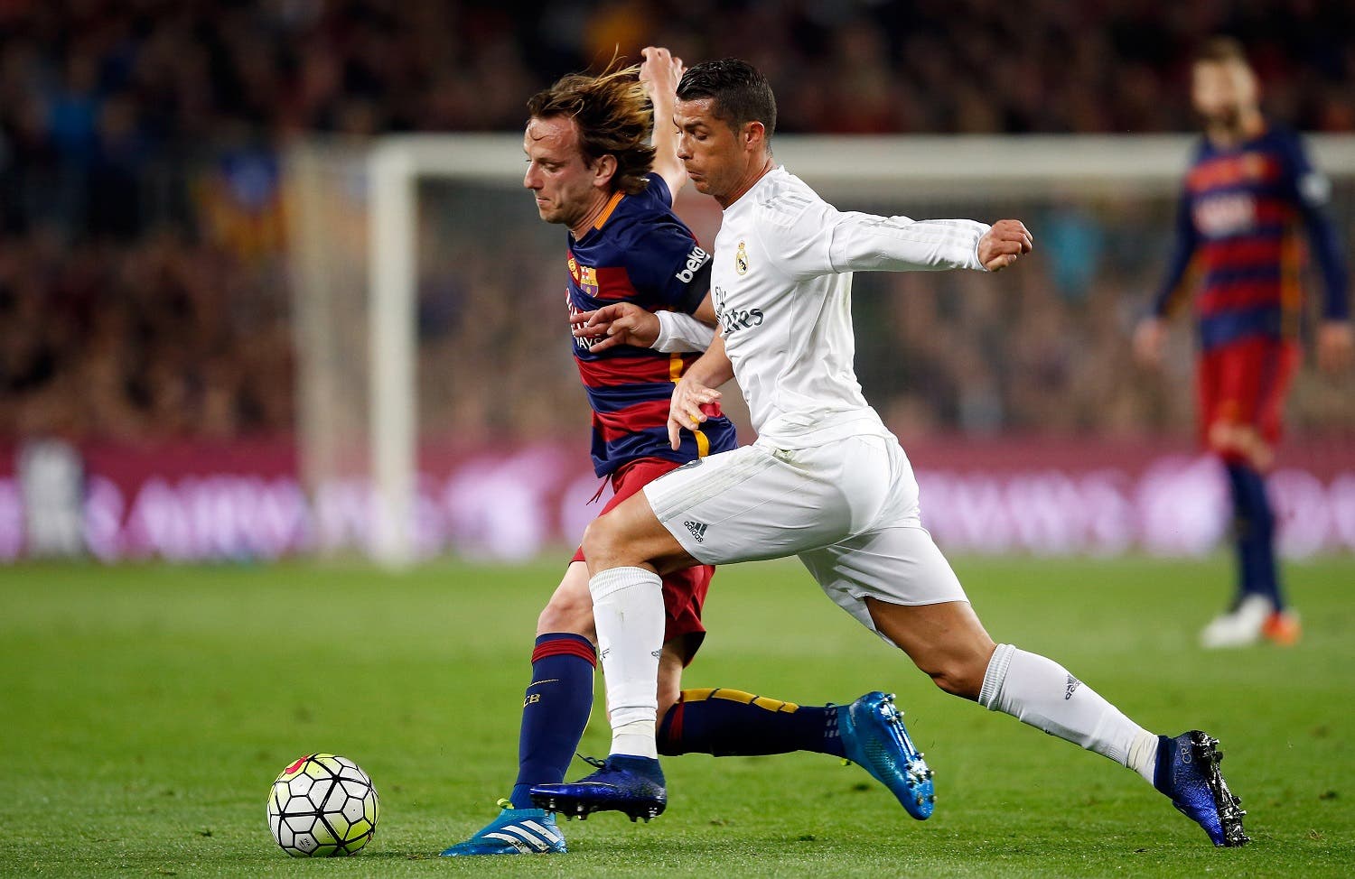 Barcelona's Ivan Rakitic, left, fights for the ball with Real Madrid's Cristiano Ronaldo during a Spanish La Liga soccer match between Barcelona and Real Madrid, dubbed 'el clasico', at the Camp Nou stadium in Barcelona, Spain, Saturday, April 2, 2016. (AP)