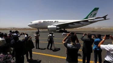 طائرة من ماهان في مطار صنعاء