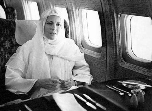 زوجة السادات في الطائرة أثناء سفرها للعمرة