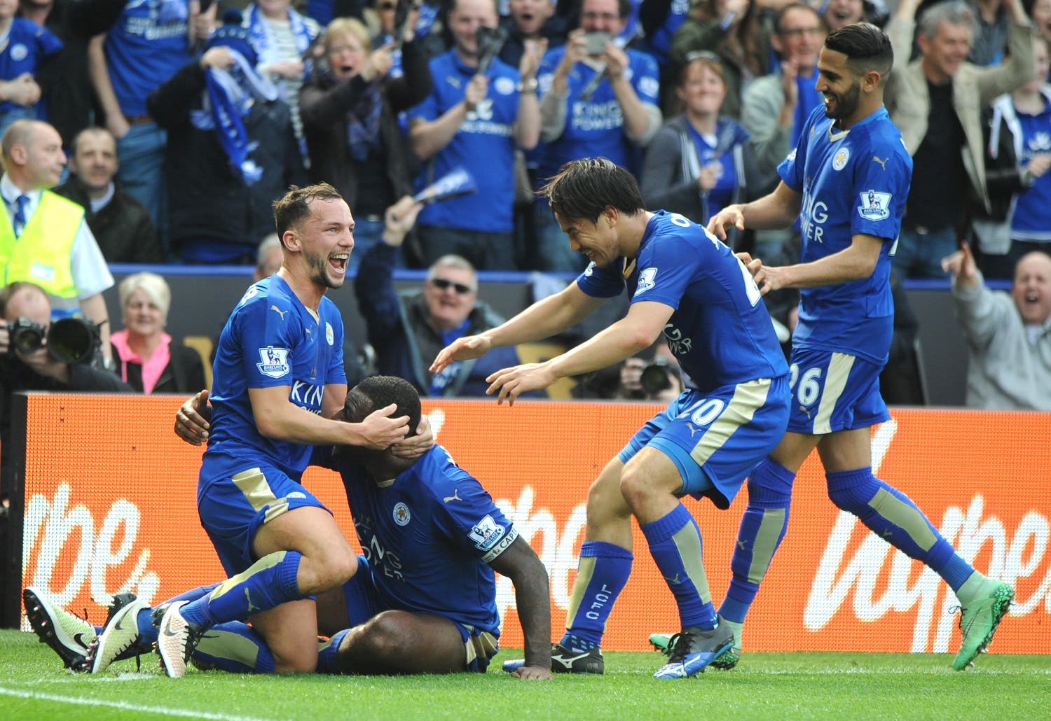 Leicester’s Wes Morgan, 2nd left, celebrates after scoring with Leicester’s Daniel Drinkwater, left, Leicester’s Shinji Okazaki, 2nd right, and Leicester’s Riyad Mahrez during the English Premier League soccer match between Leicester City and Southampton at the King Power Stadium in Leicester, England, Sunday, April 3, 2016. (AP)