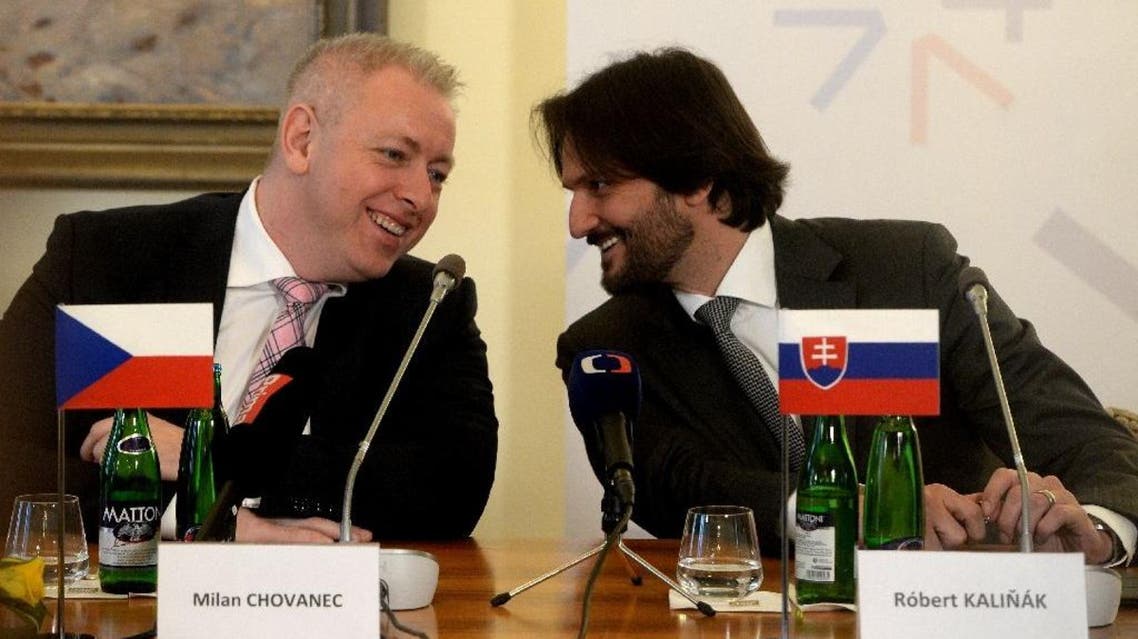 Czech Interior Minister Milan Chovanec (L) talks with his Slovak counterpart Robert Kalinak during the press conference after their V4 Visegrad Group Interior Minister's meeting in Prague on January 19, 2016 (AFP)