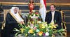 الملك سلمان والرئيس السيسي قبل مراسم التوقيع على الاتفاقيات التجارية