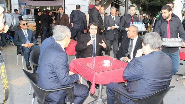 وزيرا داخلية الجزائر وتونس في مقهى شعبي في الجزائر