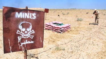 De-mining teams searches for landmines in Rumaila oilfield in Basra province, April 2, 2016. (Reuters)