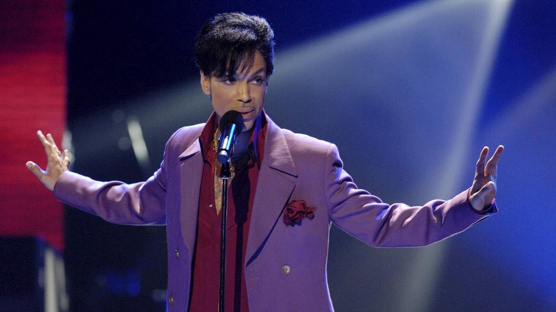 Singer Prince performs in a surprise appearance on the "American Idol" television show finale at the Kodak Theater in Hollywood, California in this May 24, 2006 file photo. REUTERS