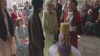 Queen Elizabeth cuts her 90th birthday cake made Nadiya Hussein 