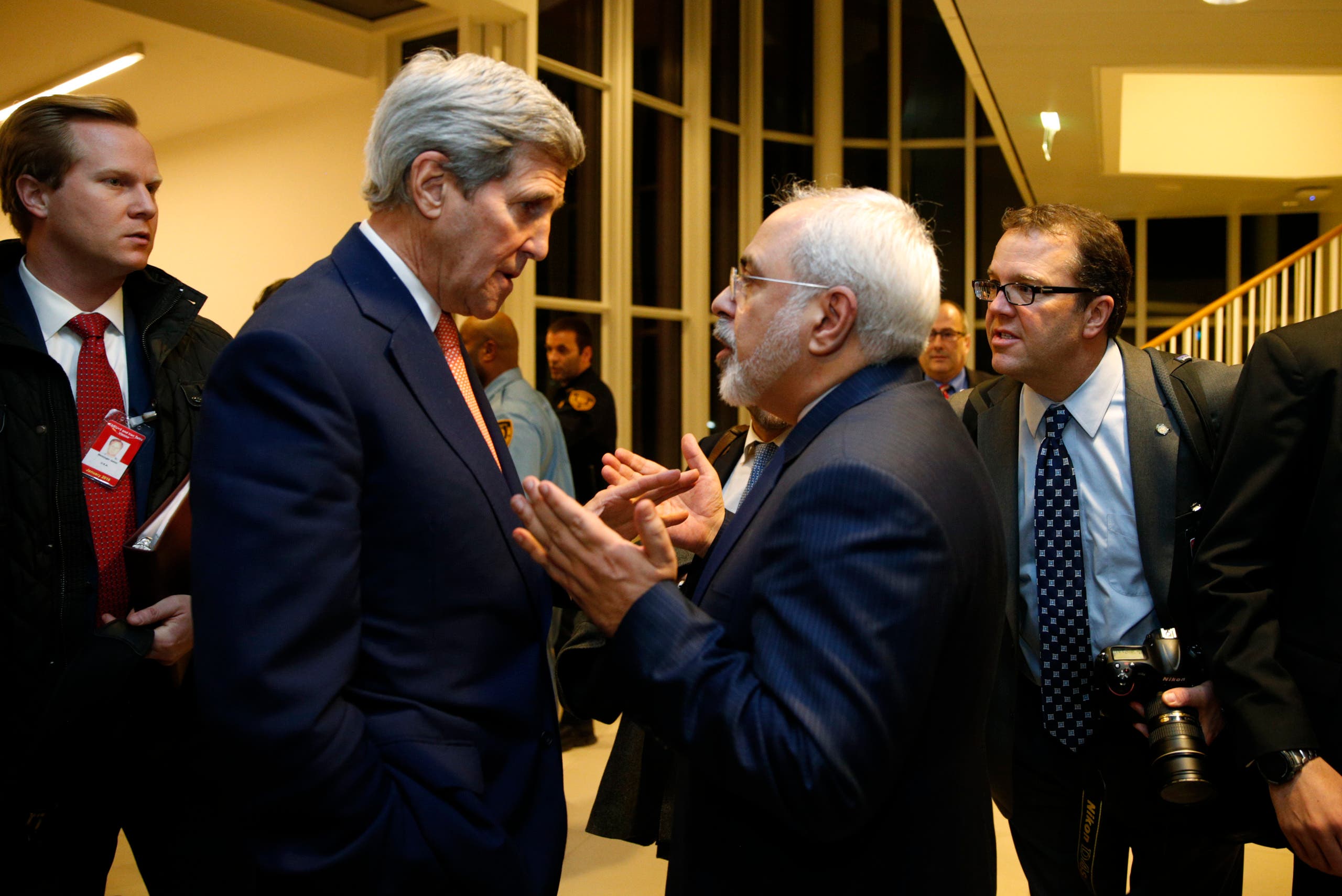 US Secretary of State John Kerry talks with Iranian Foreign Minister Mohammad Javad Zarif, right, in Vienna, Jan. 16, 2016. (AP)
