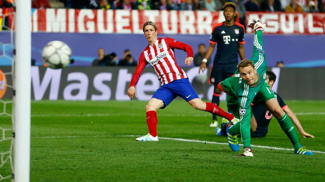 Atletico's Fernando Torres, left, shoots against the bar while Bayern's goalkeeper Manuel Neuer watches during the Champions League 1st leg semifinal soccer match between Atletico Madrid and Bayern Munich at the Vicente Calderon stadium in Madrid, Spain, Wednesday, April 27, 2016. (AP Photo/Francisco Seco)