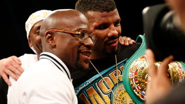 Floyd Mayweather poses for a photo with Badou Jack (C) during the DC Double Header boxing match at DC Armory. April 30, 2016. (Reuters) 
