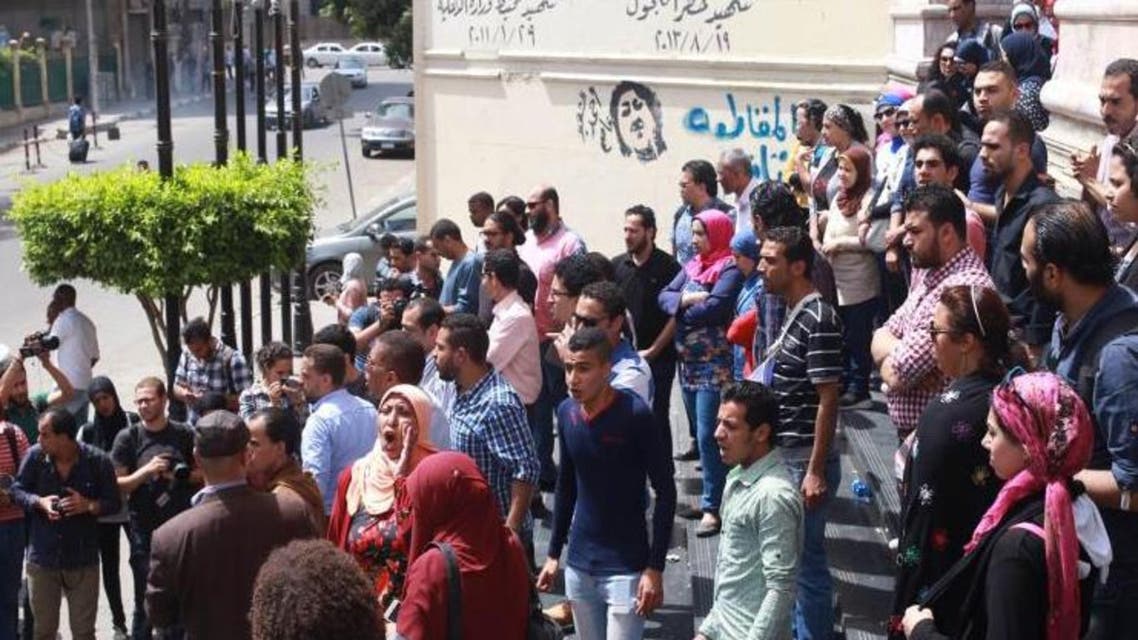 صحافيون يعتصمون امام مقر نقابتهم