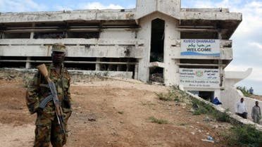 A Somali soldier stands guard on December 2, 2013 outside the parliament session in Mogasishu (AFP)