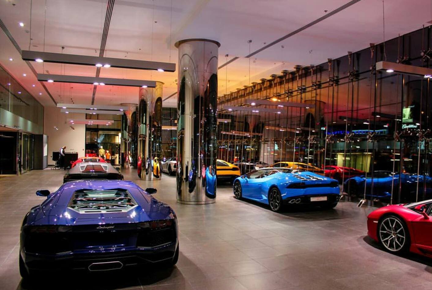 Résultat de recherche d'images pour "IN DUBAI THE WORLDWIDE LARGEST LAMBORGHINI SHOWROOM"