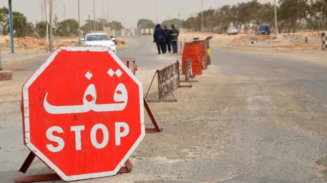 Tunisian security forces stand guard near the Ras Jedir border crossing with Libya near Ben Guerdane on March 22, 2016 (AFP Photo/Fathi Nasri)