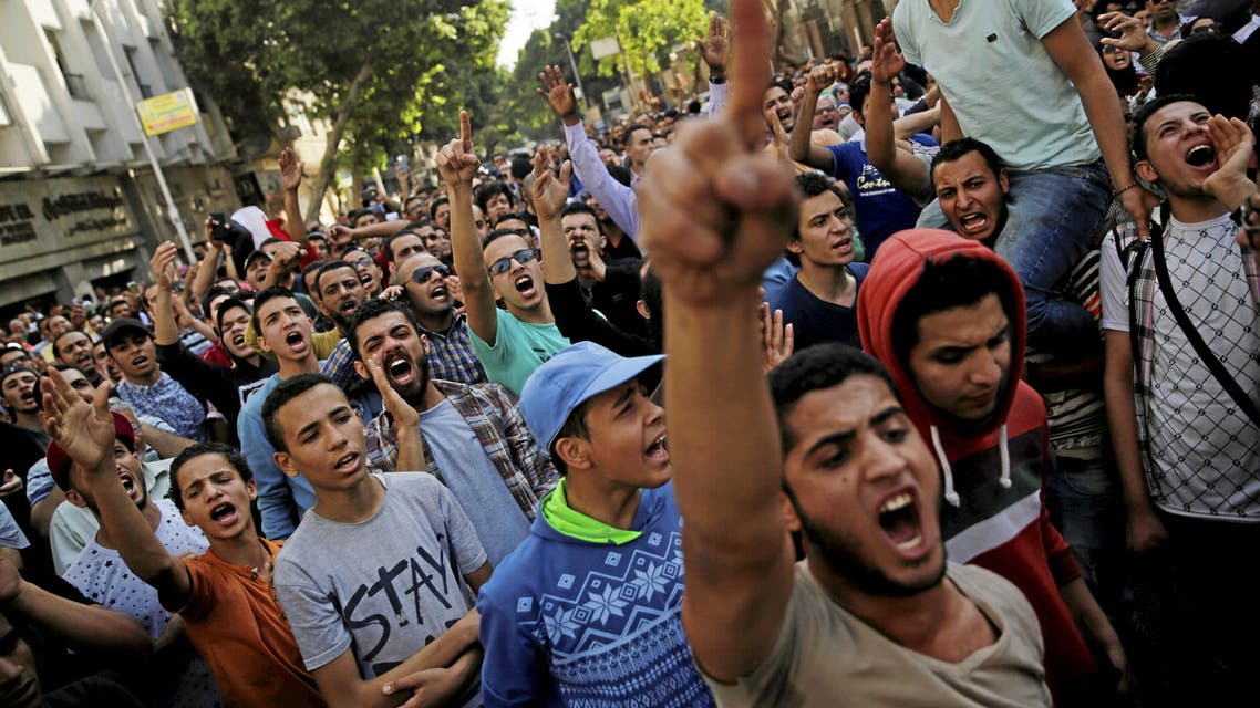 Egyptian protesters and Muslim Brotherhood members shout slogans against President Abdel Fattah al-Sisi and the government during a demonstration protesting the government's decision to transfer two Red Sea islands to Saudi Arabia, in front of the Press Syndicate in Cairo, Egypt, April 15, 2016. (Reuters)