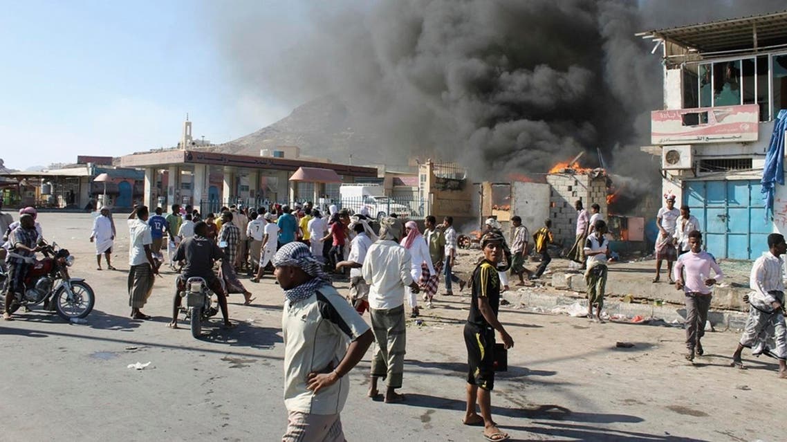 Supporters of a southern separatist movement burn a qat market in the southeastern Yemeni city of Mukalla December 20, 2013. Picture taken December 20, 2013. REUTERS