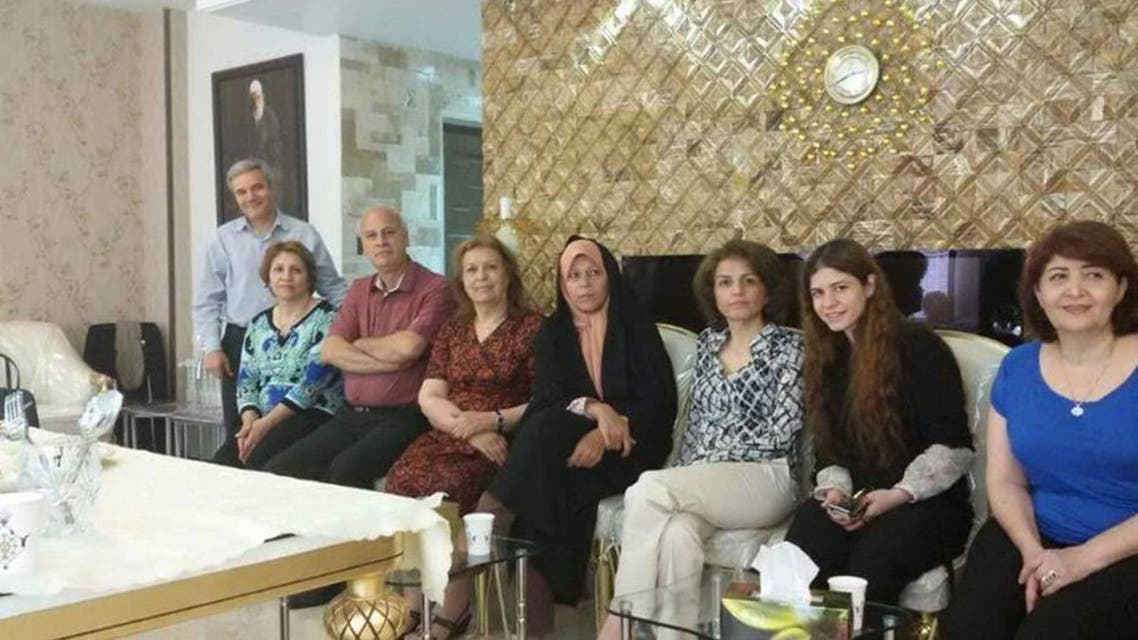 فائزة هاشمي رفسنجاني الى جانب فريبا كمال أبادي تتوسطان مجموعة من البهائيين