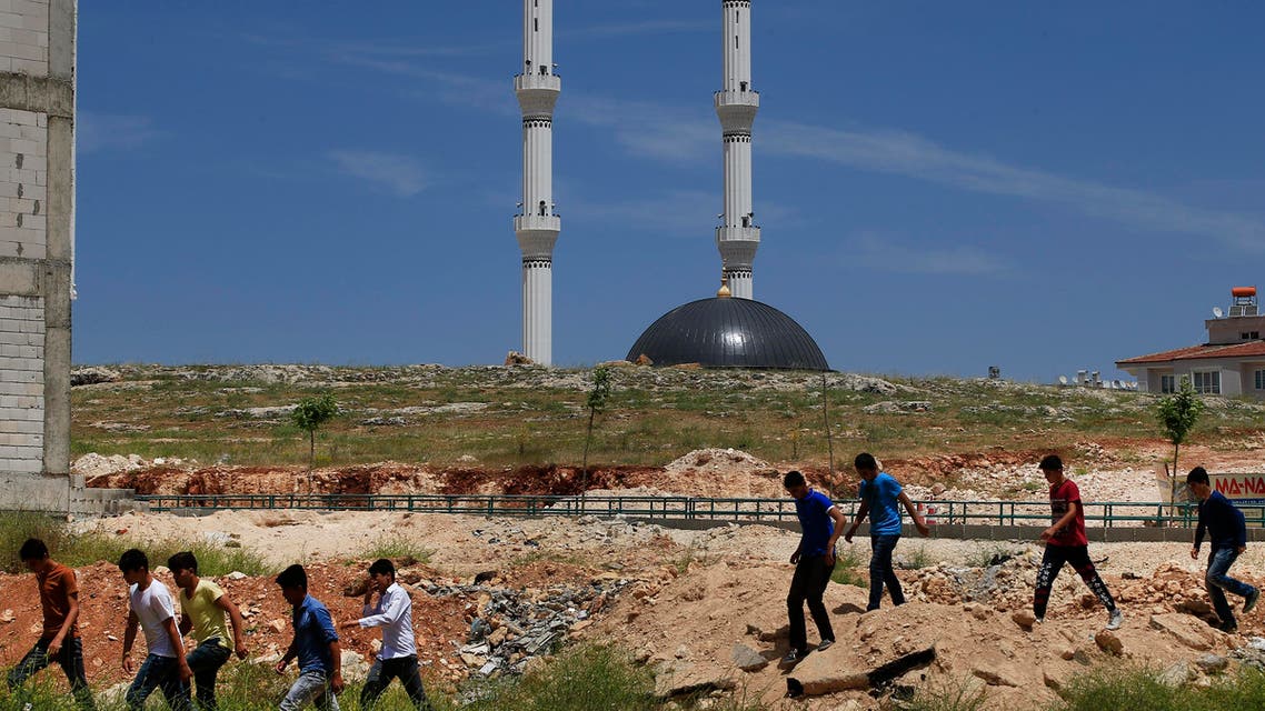 Syrian refugees walk in a suburb of the city of Gaziantep, southeastern Turkey, May 16, 2016. (File photo: AP)
