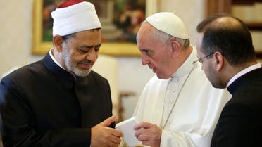 Sheik Ahmed el-Tayyib, left, Grand Imam of Al-Azhar Mosque, exchange gifts with Pope Francis during a private audience in the Apostolic Palace, at the Vatican, Monday, May 23, 2016. (AFP)