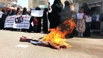 زنان یمنی در اعتراض به حوثی‌ها گیسوان و برقع‌های خود را آتش زدند