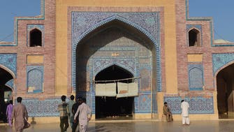 Fading splendor of Pakistani Mughal mosque