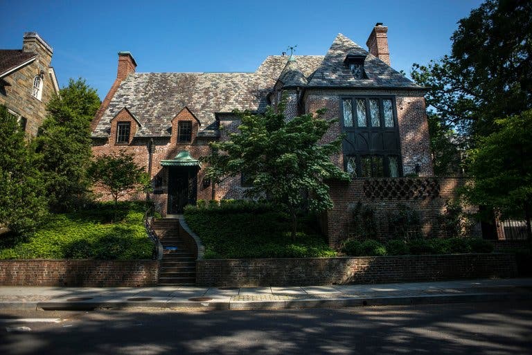 المنزل جار أيضا للسفارة العمانية في واشنطن، وللمقر السابق لسفارة ايران