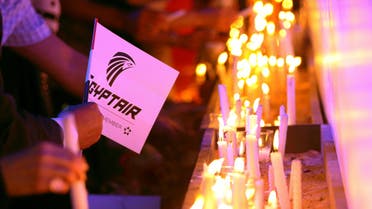 People light candles during a candlelight vigil for the victims of EgyptAir flight 804, at the Cairo Opera house in Cairo, Egypt May 26, 2016. (Reuters)