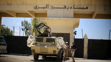 Egyptian soldiers are seen through a hole in a gate standing guard in front of Rafah border crossing between Egypt and southern Gaza Strip May 19, 2016. (Reuters)