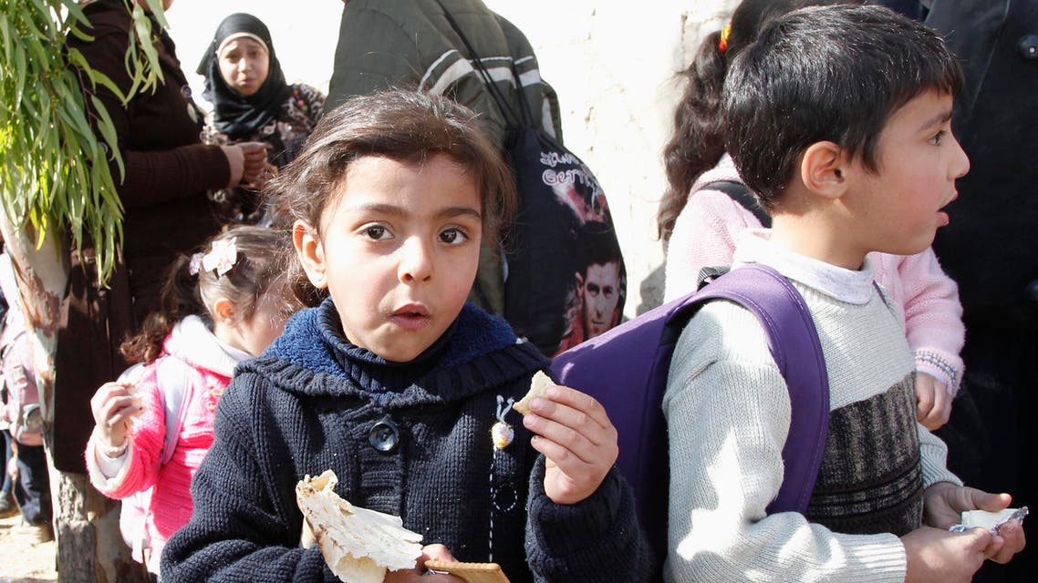 Syrian families leave the besieged town of al-Moadamiyeh in Damascus countryside October 29, 2013. (File photo Reuters)
