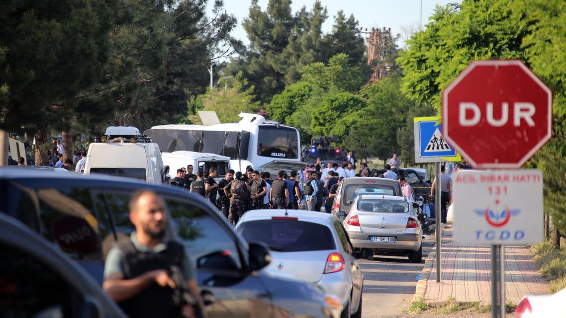 Security officers secure the area after a car bomb struck a bus in Diyarbakir, Turkey, Tuesday, May 10, 2016. (ap)