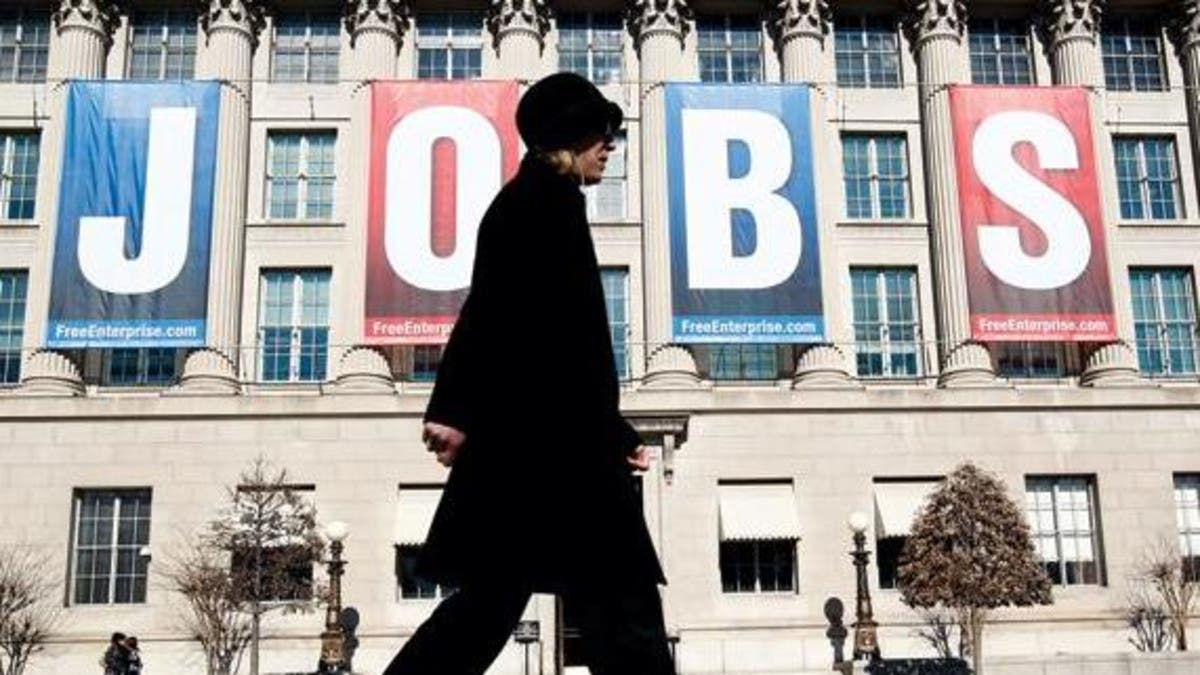 تراجع طلبات إعانة البطالة الأميركية وسط طلب قوي على العمالة