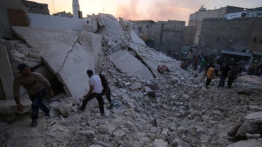 سكان حلب يتفقدون الدمار بعد غارات النظام - رويترز