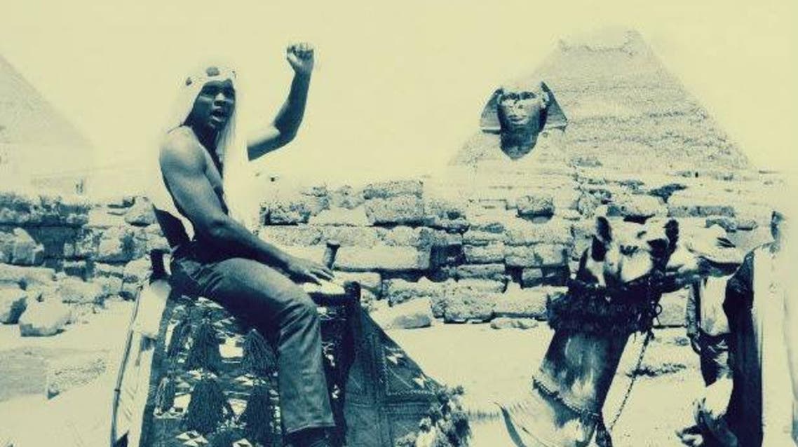 محمد علي كلاي يركب جملا أمام الأهرامات وأبو الهول