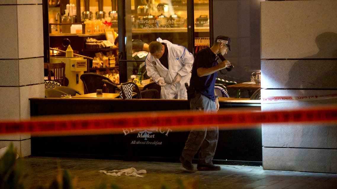 Israeli police officers examine the scene of a shooting attack in Tel Aviv, Israel, Wednesday, June 8, 2016 (Photo: AP)