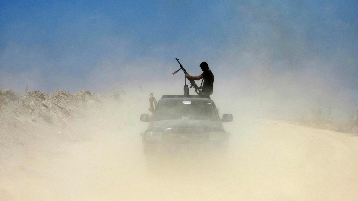 A fighter with Badr Brigades an armed Shiite group under the umbrella of the Popular Mobilization Forces loads his rifle as Iraqi security forces and allied Shiite Popular Mobilization Forces and Sunni tribal fighters, take combat positions outside Fallujah, 40 miles (65 kilometers) west of Baghdad, Iraq (Photo: AP)