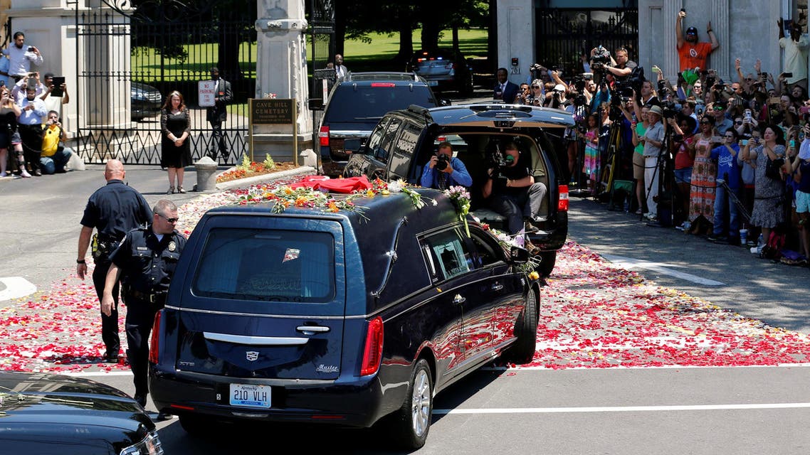 A hearse carrying the body of the late Muhammad Ali enters Cave Hill Cemetery in Louisville, Kentucky, U.S. June 10, 2016. (Reuters)