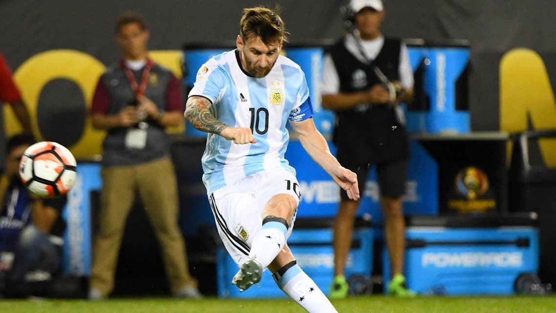 Argentina midfielder Lionel Messi (10) scores a goal against Panama in the second half during the group play stage of the 2016 Copa America Centenario at Soldier Field