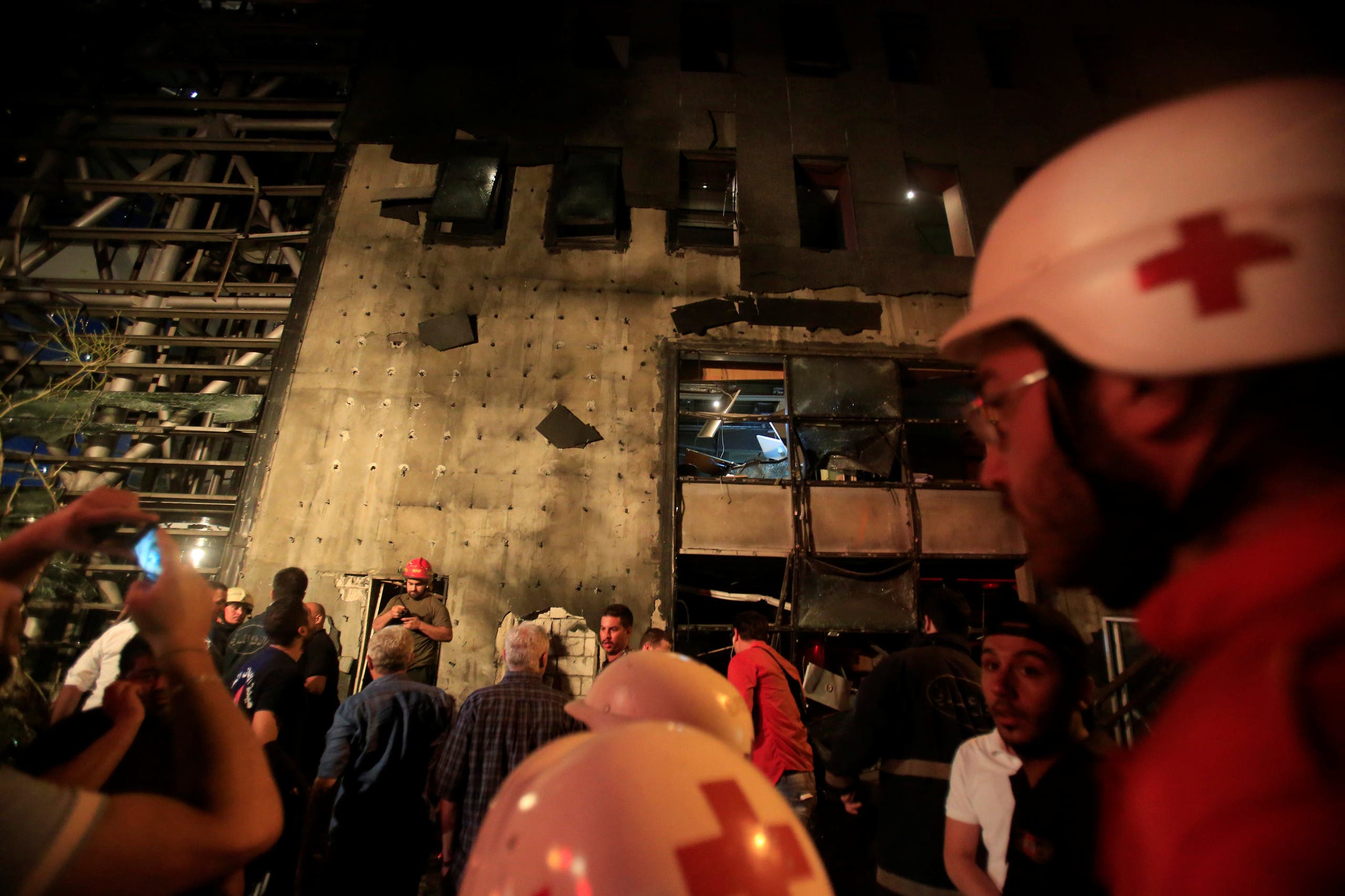Red Cross members work at the site of an explosion at Blom Bank in Beirut, June 12, 2016. (Reuters)